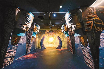 光影展仿制三星堆戴金面罩人頭像，表現三星堆文化里的太陽崇拜。 　　中國對外文化集團供圖