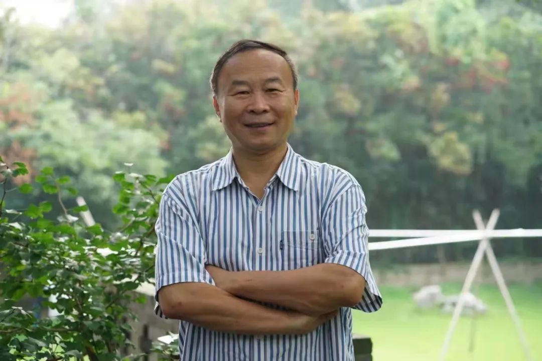 許晨，中國作家協會會員，中國報告文學學會理事，山東省作協原副主席，青島市作協名譽主席。出版有《人生大舞臺——“樣板戲”啟示錄》《琴聲如訴》《山海閩東》，以及海洋紀實三部曲《第四極：中國蛟龍號挑戰深?！贰兑粋€男人的海洋》《耕海探洋》等多部報告文學和散文集，被譽為“海洋作家”。榮獲第七屆魯迅文學獎、第五屆冰心散文獎、第三屆中國工業文學大賽一等獎等獎項。