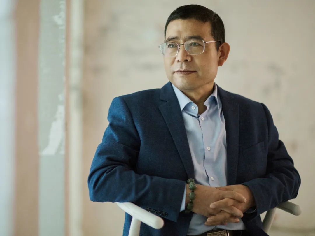 胡學文，生于1967年9月，河北省沽源縣人；畢業于河北師范大學中文系，現為江蘇作家協會專業作；著有長篇小說《燃燒的蒼白》《天外的歌聲》《有生》等5部；中篇小說集《麥子的蓋頭》《命案高懸》等17部。中篇小說《一棵樹的生長方式》《飛翔的女人》《極地胭脂》《婚姻穴位》等多部作品被改為影視??；曾獲魯迅文學獎、中宣部“五個一工程”獎、中國好書獎、孫犁文學獎，魯彥周文學獎、《小說選刊》全國優秀小說獎、《小說月報》百花獎、《十月》文學獎，《鐘山》文學獎，花城文學獎等；現居南京。