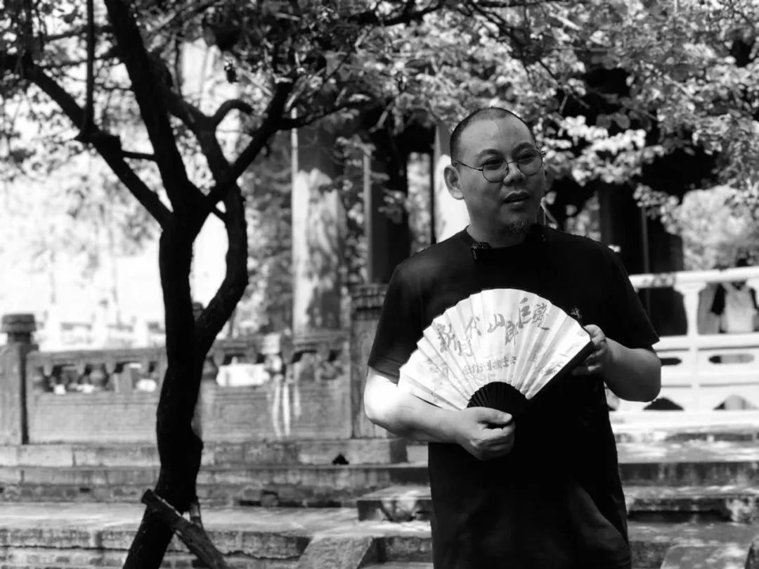 王十月，70后小說家?！蹲髌贰冯s志社社長總編，泥石流文學獎發起人。著有長篇小說《無碑》《收腳印的人》《如果末日無期》《米島》《活物》等，小說集《國家訂單》《人罪》等數十種。獲第五屆魯迅文學獎，《人民文學》年度中篇小說獎、《中國作家》鄂爾多斯文學獎，《小說選刊》年度中篇小說獎，百花文學獎等。多次上榜中國小說學會年度小說榜，中國散文學會年度散文榜及各類好書榜。