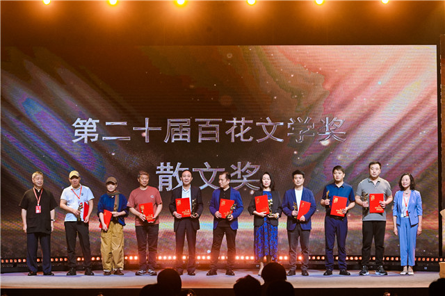 散文獎獲得者上臺領獎