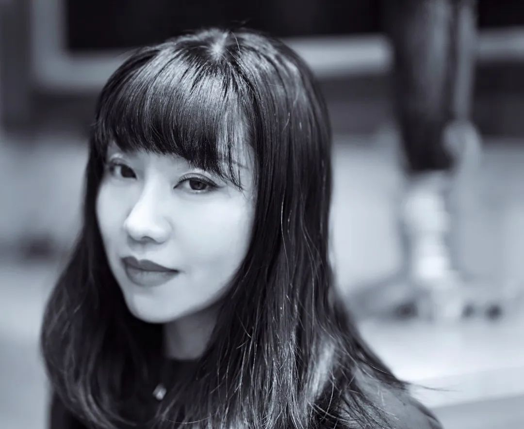 周潔茹，1976年出生于江蘇常州。出版長篇小說《小妖的網》《中國娃娃》，小說集《你疼嗎》《香港公園》等?，F為浙江傳媒學院駐校作家。