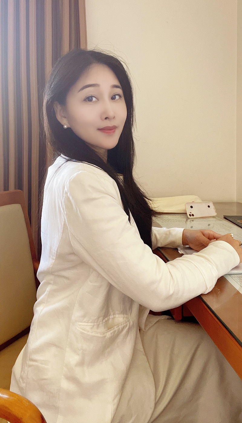 時曉，安徽宿州人，碩士，魯迅文學院第44屆中青年作家高級研討班學員，在《安徽文學》《山東文學》《海燕》《紅豆》《雨花》等期刊發表過一系列作品，出版短篇小說集《來去之間》，詩集《美人魚》。其中《來去之間》入圍2022年10月探照燈好書榜，入選2022年11月文藝聯合書單，入圍2022年深圳讀書月全國＂十大勞動者文學好書榜．小說榜＂。