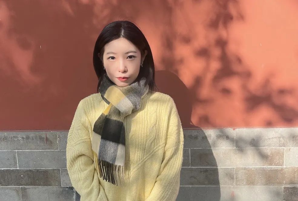 三 三 第2屆入選作家中年齡最小的作家，已經發表短篇小說集《離魂記》《俄羅斯套娃》《晚春》，并獲第二屆“鐘山之星”年度青年佳作獎、2021年度“青花郎·人民文學”新人獎、第七屆郁達夫小說獎短篇小說獎。在采訪中她談到自己近年來創作上的成長和變化：“從業余寫作到全職寫作，越跟文學有所接觸，越明白它是什么，會逐漸靠近它?！? /></p>
<p style=