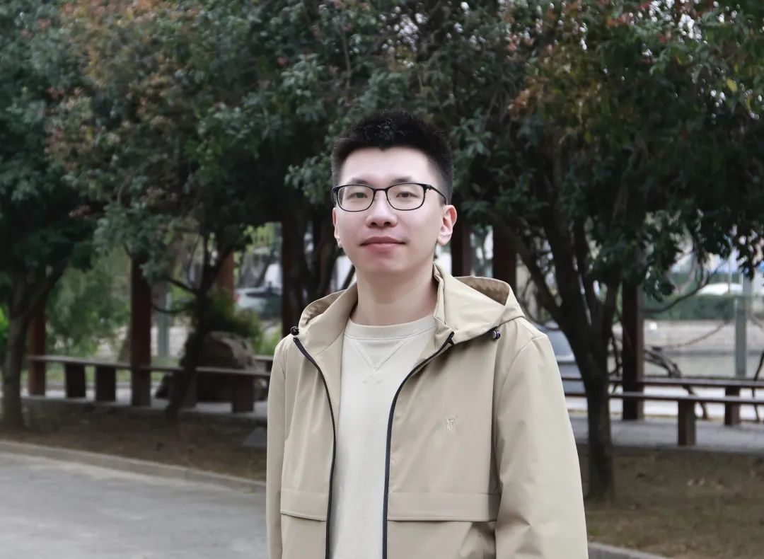 薛超偉 2014年畢業于復旦大學MFA創意寫作班。作品散見于多種文學刊物，已出版小說集《隱語》。薛超偉稱，“文學是孤獨者的創造”這句話特別令他動容，他秉持著“我可以孤獨一輩子”的想法進行寫作。采訪中他談到閱讀經典書籍對他的創作影響很大，“將傳統文化與當下銜接，會呈現出獨特的意境”。