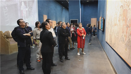 作家們參觀北庭故城遺址，了解中華優秀傳統文化傳承發展情況