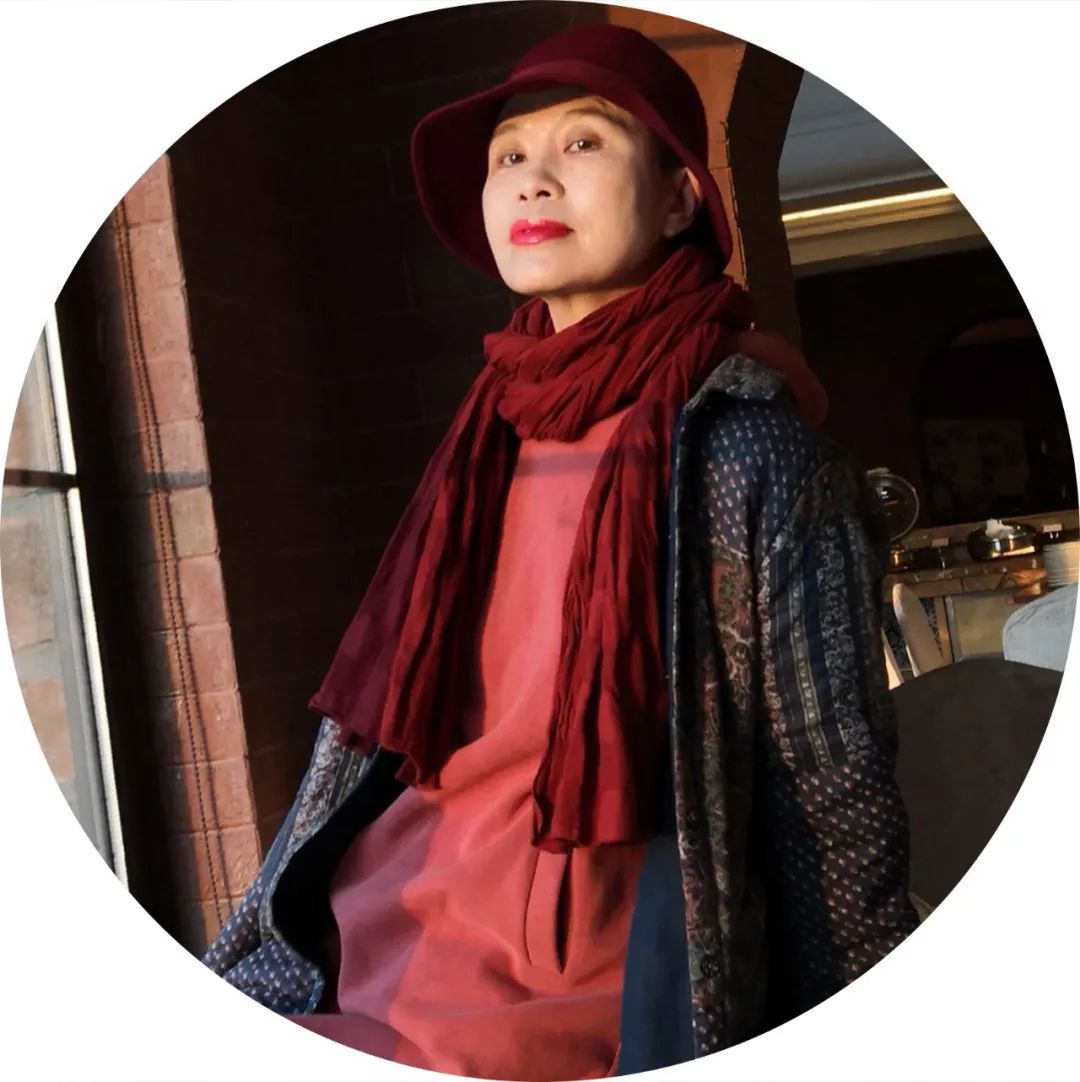 海男，作家，詩人，畫家。畢業于魯迅文學院·北京師范大學文藝理論研究生班。著有跨文本寫作集、長篇小說集、散文集、詩歌集九十多部。有多部作品已被翻譯成冊，遠渡海外。曾獲劉麗安詩歌獎、中國新時期十大女詩人殊榮獎、中國女性文學獎、第六屆魯迅文學獎（詩歌獎）等?，F居云南昆明。