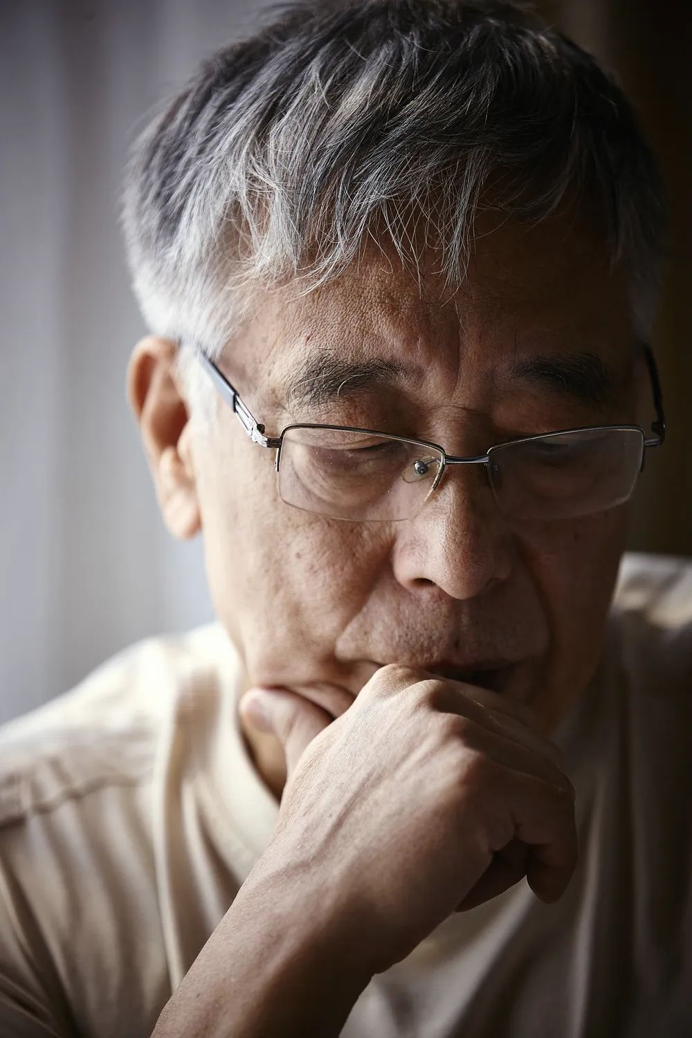 王晉康，1948年出生于河南南陽；著名科幻作家、高級工程師；1993年發表處女作《亞當回歸》，即獲當年度中國科幻銀河獎，此后15次榮獲該獎項；迄今已發表短篇小說近百篇，出版長篇小說20余部，代表作有長篇小說《類人》《蟻生》《十字》《與吾同在》，短篇小說集《替天行道》《最后的愛情》《生命之歌》《七重外殼》《西奈噩夢》《豹》等；曾獲銀河獎、全球華語星云獎終身成就獎、騰訊文學獎年度小說家、京東文學獎年度科幻圖書獎、陽翰笙文學獎、吳承恩文學獎等；作品被譯成英、意、日、德等多種語言。