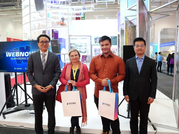 閱文集團海外業務總經理趙必鵬，法蘭克福書展副主席柯樂迪，英國網絡作家卡文，閱文集團副總裁、總編輯楊晨