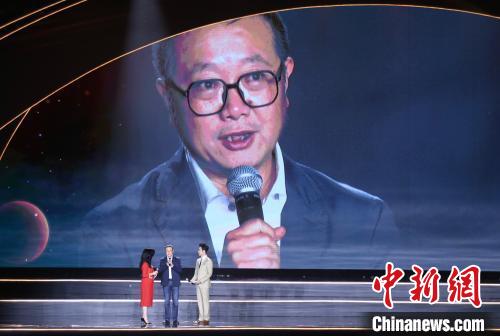 10月18日晚，第81屆世界科幻大會在四川成都開幕，這是世界科幻大會在其80余年發展史中首次在中國舉行。圖為科幻作家劉慈欣與幻迷互動。 記者 王磊 攝