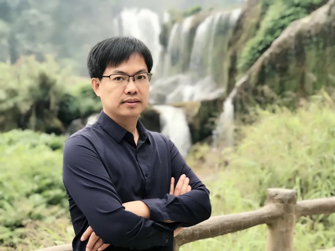 陳培浩，1980 年6 月出生，現為福建師范大學文學院教授、博士生導師，福建師大現代漢詩研究中心副主任。兼任中國現代文學館特邀研究員、廣東省文學評論創作委員會副主任、花城文學院簽約評論家。近年已在《文學評論》《中國現代文學研究叢刊》等重要學術刊物及《人民日報》《文藝報》等權威報紙發表論文近百篇。論文多次被《新華文摘》《人大復印資料》等平臺全文轉載。主持或參與國家及省部級研究項目多項。已出版《歌謠與中國新詩》《互文與魔鏡》《正典的窄門》《迷舟擺渡》《阮章競評傳》等著作。獲第十一屆唐弢青年文學研究獎、《當代作家評論》《中國當代文學研究》優秀論文獎、華語青年作家獎·新批評獎等獎項。