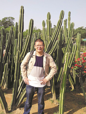 李知展，生于一九八九年，現供職于洛陽文學院。曾在《人民文學》《中國作家》《小說月報·原創版》《江南》《鐘山》《北京文學》等刊發表小說二百余萬字，多篇被選載。曾獲第二屆“紫金·人民文學之星”短篇小說佳作獎，廣東省有為杯小說獎，《莽原》《紅豆》《黃河文學》等雜志獎。著有長篇小說《平樂坊的紅月亮》，小說集《流動的宴席》《孤步巖的黃昏》《只為你暗夜起舞》《碧色淚》等。