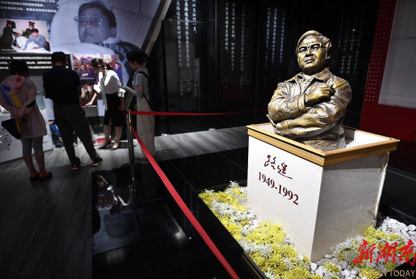 清澗縣石嘴驛鎮路遙紀念館路遙雕像。