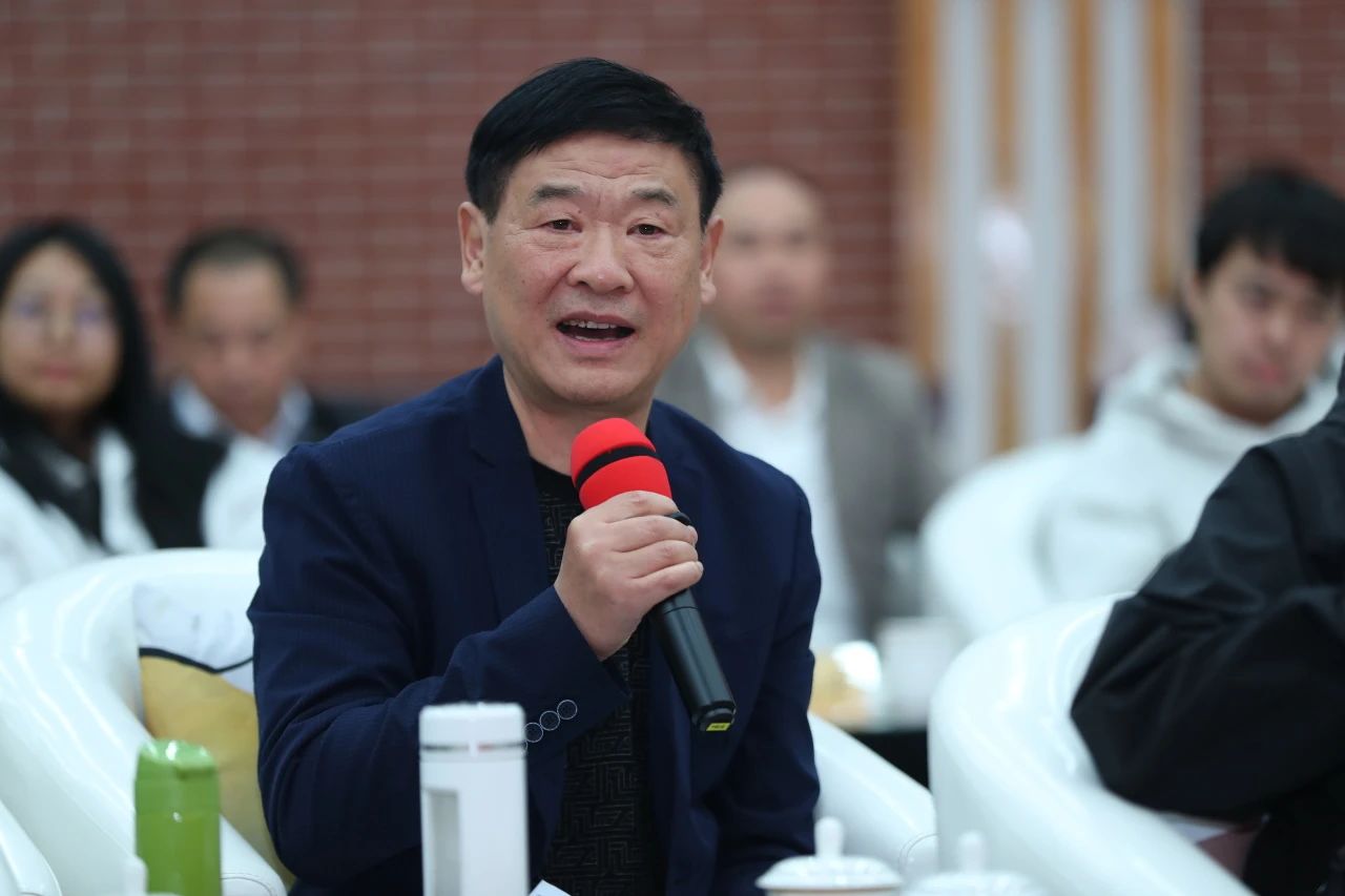 作家翁華杰發言