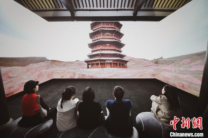 觀眾以全新角度的沉浸登臨體驗，感受古塔所承載的唐遼之風和中古文化美感。(瑞安新天地供圖)