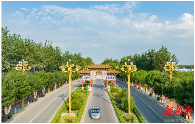 賈家莊村騰飛門。