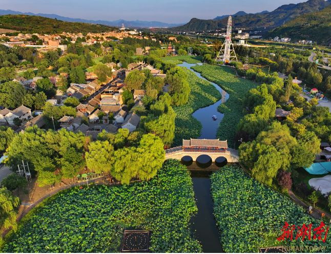 秦嶺深處的棣花古鎮，游人在連片荷塘中泛舟。