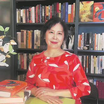 張翎，浙江溫州人，海外華文作家、編劇。代表作有《勞燕》《余震》《金山》等。