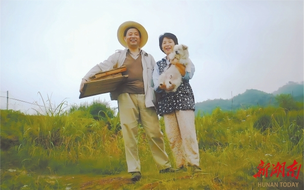 韓少功夫婦帶著一只叫“三毛”的狗來了八景。資料照片