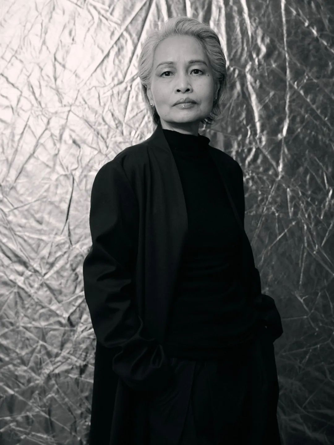 林白，生于廣西北流，現居北京，著有《北流》《北去來辭》《一個人的戰爭》《說吧房間》《婦女閑聊錄》《萬物花開》等多部長篇小說，獲華語文學傳媒大獎年度小說家獎、老舍文學獎長篇小說獎、人民文學長篇小說雙年獎、十月文學獎、首屆及第三屆中國女性文學獎，譯入日、韓、意、法、英、西班牙等長篇和中篇小說單行本出版。