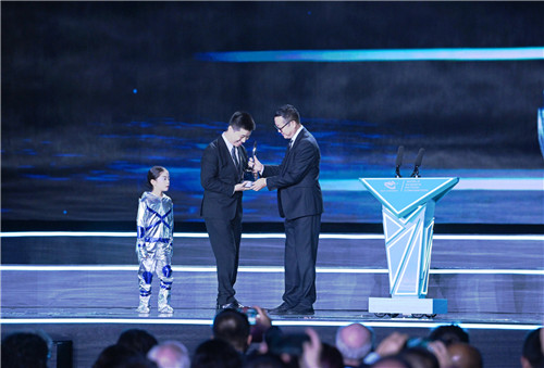 第81屆雨果獎頒獎典禮現場，劉慈欣向海漄授予獎杯。 （成都世界科幻大會組委會供圖）