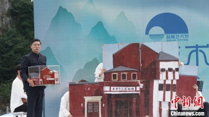 11月5日，2023桂林藝術節閉幕式上演原創戲曲片段《在有山有水的地方，建一個劇場》。圖為演員扮演的歐陽予倩在講述建立劇場的故事。唐蔚晴 攝