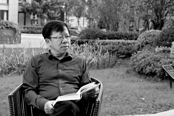 龐余亮，1967年生，現居江蘇靖江。著有長篇小說《薄荷》《丑孩》《有的人》《小不點的大象課》《神童左右左》(系列小說)《看我七十三變》《我們都愛丁大圣》，散文集《半個父親在疼》《小先生》《小蟲子》《頑童馴師記》《紙上的憂傷》，小說集《為小弟請安》《擒賊記》《鼎紅的小愛情》《你們遇上了好辰光》《出嫁時你哭不哭》，詩集《比目魚》《報母親大人書》《五種疲倦》，童話集《銀鐲子的秘密》《躲過九十九次暗殺的螞蟻小朵》等。曾獲得第八屆魯迅文學獎、第七屆柔剛詩歌年獎、第五屆漢語詩歌雙年十佳、第十三屆萬松浦文學獎、江蘇省紫金山文學獎、第二屆孫犁散文獎雙年獎、第二屆揚子江詩學獎、第九屆冰心散文獎等。