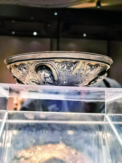 內蒙古正鑲白旗伊和淖爾墓群出土的北魏鎏金鏨花人物銀碗 本報記者 李韻攝/光明圖片