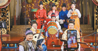 　圖為東倉鼓樂社的樂師們正在進行直播。 　　本報記者 原韜雄攝