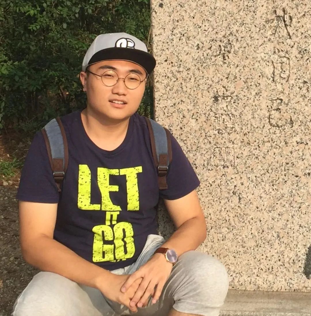 史玥琦，一九九六年生于長春，武漢大學文學學士，復旦大學創意寫作碩士，現為北京師范大學文學創作專業博士研究生。小說、詩歌見《收獲》《作品》《青年文學》《詩刊》《星星》《北京文學》等，獲第二屆京師-牛津“青年文學之星”金獎、第四十七屆香港“青年文學獎”等獎項。南京市青春文學人才計劃簽約作家，創辦有貓頭鷹小說社、野草莓觀影會。