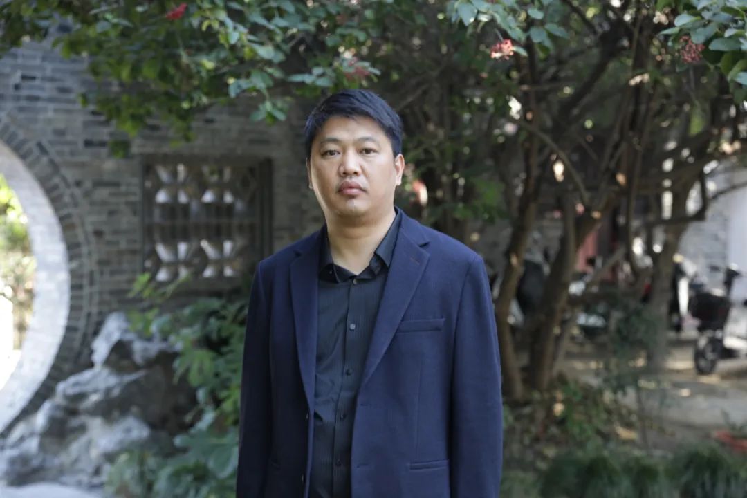 周榮池   江蘇高郵人，揚州市青年作家，現為揚州市作家協會第五屆理事會主席。著有長篇小說《絕境》《李光榮當村官》《單厙》，散文集《隱秘的風景》《草木故園》《村莊對我守口如瓶》等，獲第四屆汪曾祺文學獎、第二十屆百花文學獎散文獎。