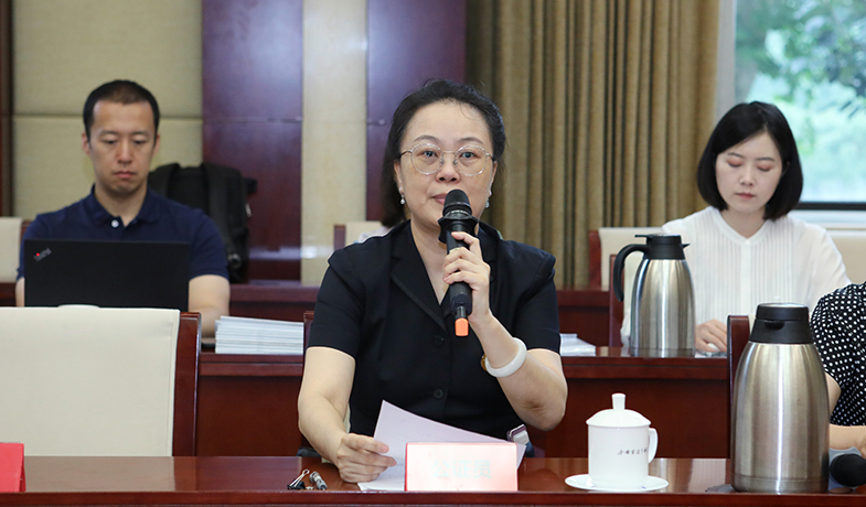 8月11日，公證處公證員宣讀公證書