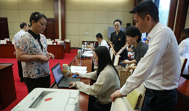 8月11日，聯絡員在監察組、公證員監督下統計選票