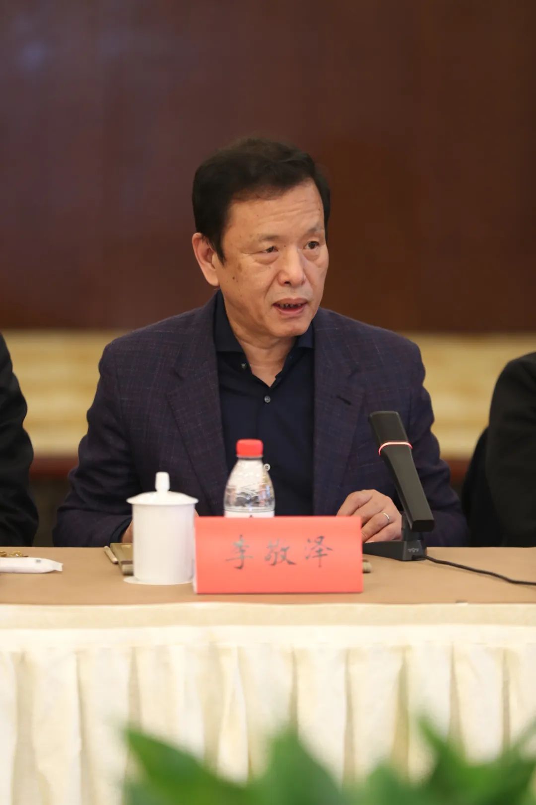 中國作協黨組成員、副主席、書記處書記李敬澤主持會議