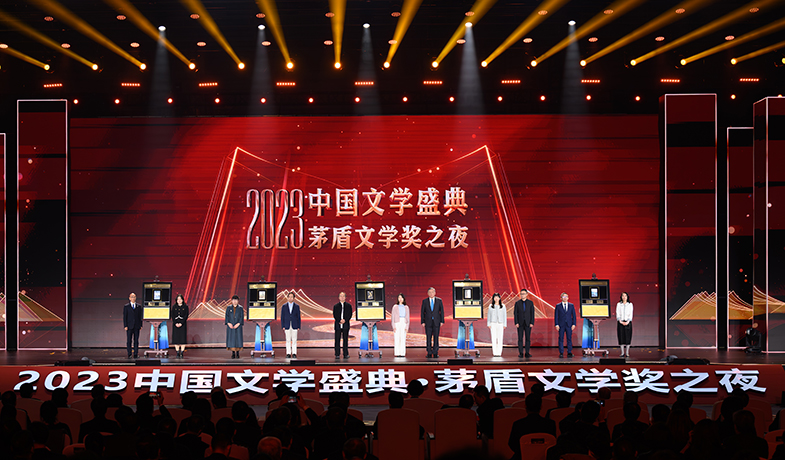 獲獎作品的編輯與5位獲獎作家共同上臺，在鐫刻有獲獎書名、獲獎作者、編輯姓名的書型裝置上留下金色手印