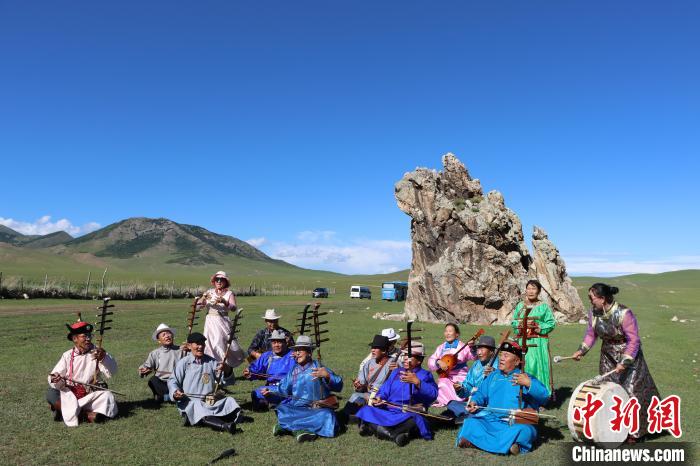 (資料圖)圖為人們正在戶外演奏《格斯爾》。胡斯楞攝