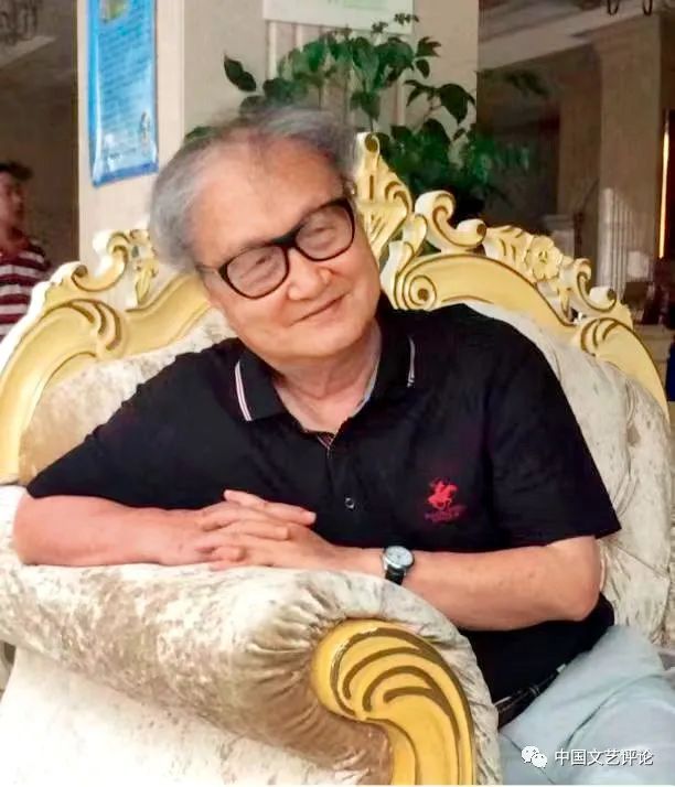 孫紹振簡介：1936年生，祖籍福建長樂，1960年畢業于北京大學中文系，先后在北京大學中文系、華僑大學中文系任教，1973年奉調至福建師范大學中文系。1990年至1995年，赴德國、美國、中國香港等多所大學進修、講學、客座研究?，F為福建師范大學文科資深教授、博士生導師，首批全國高校黃大年式教師團隊領銜專家。2021年，福建師范大學獲批教育部基礎學科拔尖學生培養計劃2.0基地——“孫紹振中國語言文學拔尖學生培養基地”。    1953年開始發表作品。1981年發表的《新的美學原則在崛起》作為當代新詩發展的重要文獻進入中國文學史。出版《文學創作論》《論變異》《美的結構》《文學性講演錄》《名作細讀》《文學文本解讀學》等學術專著三十余部，散文集《美女危險論》等多部。在《中國社會科學》《文學評論》《文學遺產》《文學理論研究》《語文建設》等國內權威刊物及香港報刊上發表學術論文三百多篇，其他短評、雜文、散文、小說、詩歌數百篇。學術及創作成果多次獲得教育部高等學?？茖W研究優秀成果獎、全國性學會一等獎。曾任中國文藝理論學會副會長、福建省作家協會副主席、義務教育課程標準初中語文教材（北京師范大學出版社版）和海峽兩岸合編高中語文教材主編，為國內著名文學評論家、文藝理論家、語文教育專家和幽默演講家。