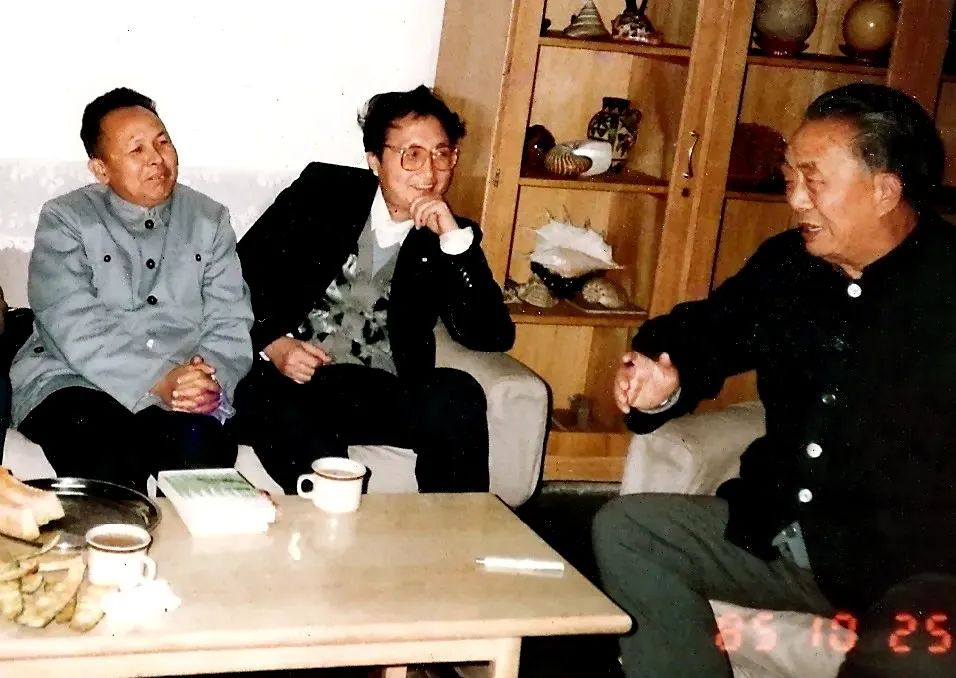 1985年，孫紹振(中間)與謝冕(左一)、艾青(右一)