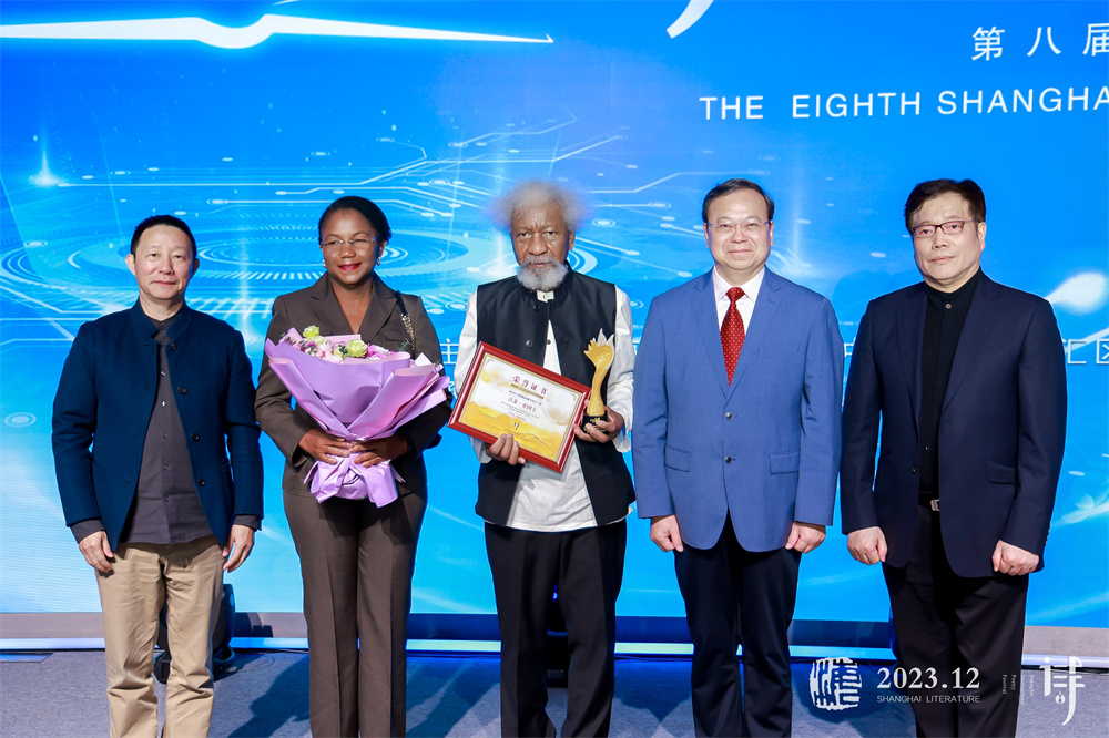 索因卡(中)獲得“金玉蘭”大獎