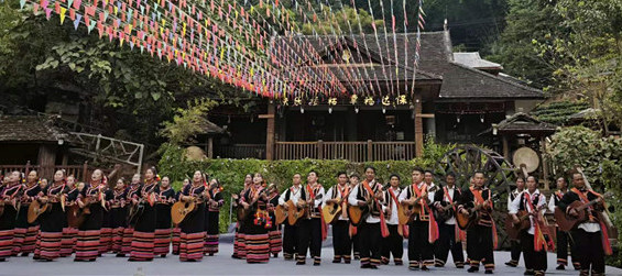 老達保村民們彈起吉他，載歌載舞