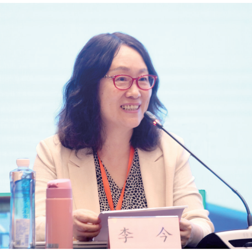 李今 中國人民大學文學院教授，主要從事中國現當代文學、漢譯文學研究。著有《個人主義與五四新文學》《海派小說與現代都市文化》《三四十年代蘇俄漢譯文學論》《二十世紀中國翻譯文學史（第3卷）》《意義的生成一一現代中國文學作品細讀集》《魯濱孫變形記：漢譯文學改寫現象研究》等；譯有利里安·弗斯特《浪漫主義》、R.L.布魯特《論幻想與想象》；主編《漢譯文學序集》（18卷）；主持國家社科基金重大項目“現代漢譯文學編年考錄（期刊編，1896—1949）”并主編其數據庫。