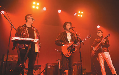 　　五條人樂隊正在表演。 　　新華社記者 李 睿攝