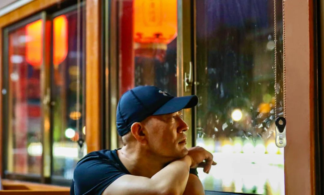 王凱，一九七五年生于陜西綏德，中國作協全委會委員。著有長篇小說《導彈和向日葵》《上尉的四季》、小說集《沉默的中士》等。曾獲全軍文藝優秀作品一等獎、人民文學新人獎、茅盾文學新人獎、十月文學獎、魯迅文學獎等獎項。