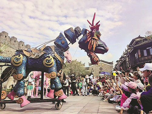 2023桂林藝術節上，《山海經》中的“神獸”與小觀眾互動 張苑 攝