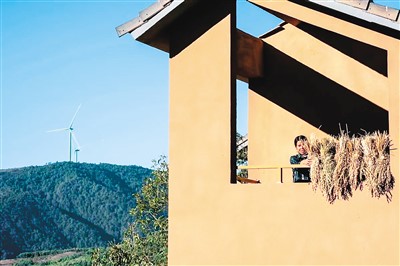 　紀錄類長期關注單元作品《變遷》之一：四川省涼山彝族自治州昭覺縣解放鄉，沙且日各在新房子里收拾。 　　楊凱生攝