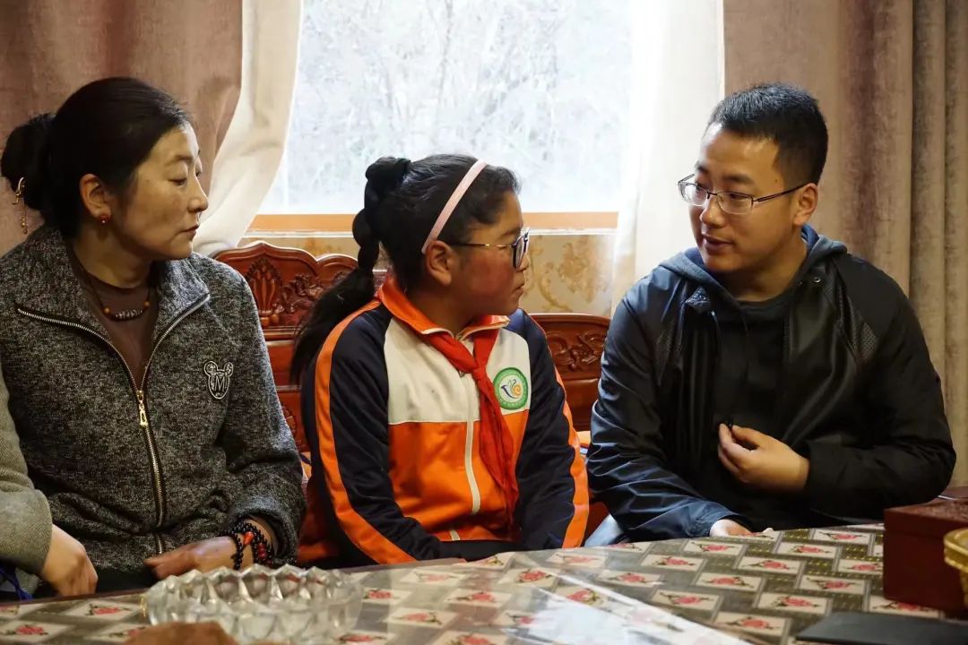 (了解德格小學生學習生活情況)