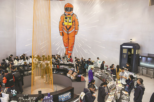 在二〇二三成都世界科幻大會主題展覽上，觀眾在挑選科幻IP周邊產品。新華社記者 唐文豪 攝 