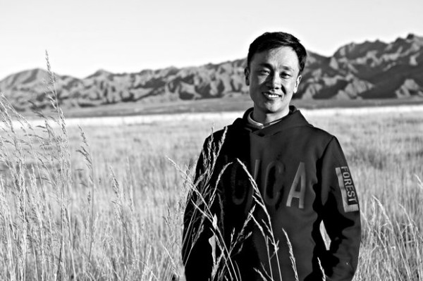 索南才讓，蒙古族，1985年出生于青海。在《收獲》《十月》《花城》《山花》《民族文學》《作品》《青年作家》等雜志發表作品，主要作品有《荒原上》《巡山隊》《找信號》《哈桑的島嶼》。作品曾入選2020《收獲》文學排行榜，《小說選刊》《中華文學選刊》《小說月報》等選刊以及《2020青春文學》《2021中國短篇小說20家》《2021中國微型小說年選》《2022中篇小說年選》《收獲中篇小說五年選》等多種年度選本。曾獲鐘山之星文學獎年度佳作獎、華語青年作家獎、青稞文學獎、紅豆文學獎、青海省青年文學獎、青海省“德藝雙馨”文藝工作者稱號、青銅葵花兒童文學獎、陳伯吹國際兒童文學獎等各種獎項。2022年，獲得第八屆魯迅文學獎。