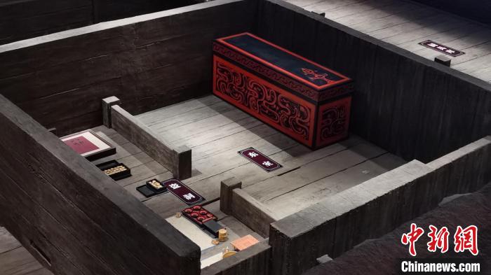 圖為圖為劉賀主墓墓室內的復原展示場景。劉占昆 攝