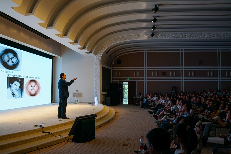 圖4:神采飛揚的鐘揚在復旦大學給學生上課